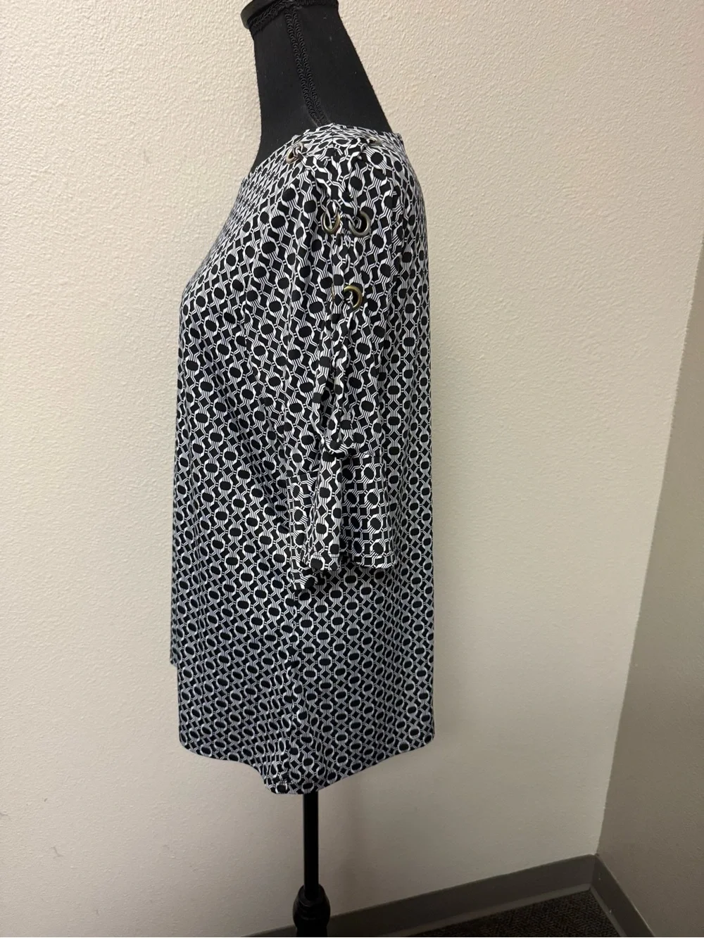 Above & Beyond 1X Black White Geometric Tunic Bell Sleeve Eyelet Detail Top - Picture 3 of 9